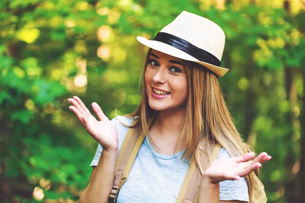 Frau mit Sommerhut — Stockfoto