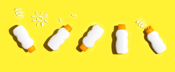 Güneş kremi beyaz şişe — Stok fotoğraf