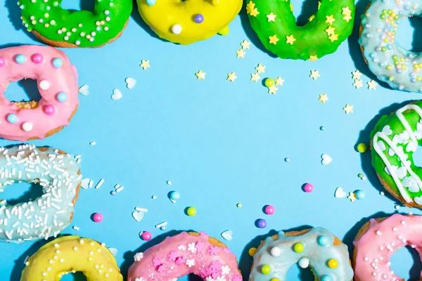 Kleurrijke geglazuurde donuts — Stockfoto