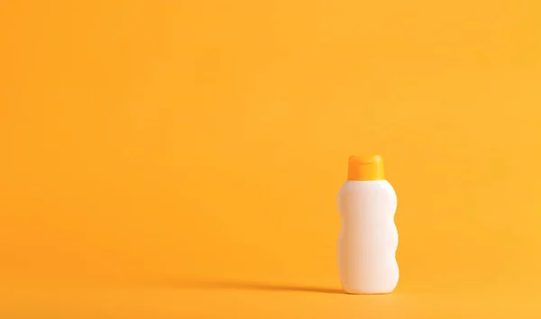 Flasche Sonnencreme auf gelb — Stockfoto