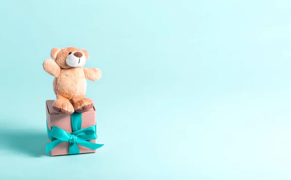 Teddy bear and gift box — Stock Photo, Image