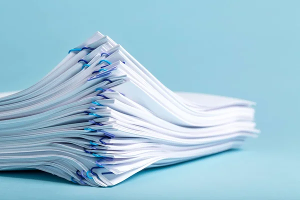 Stapel papieren met paperclips — Stockfoto