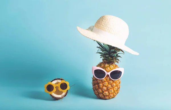菠萝和椰子太阳镜 — 图库照片