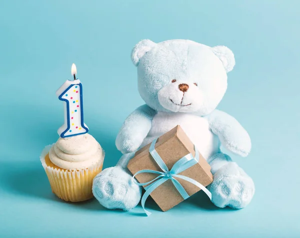 Cupcake di compleanno e orso — Foto Stock