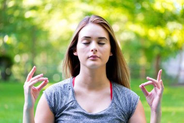 Genç kadın dışında meditasyon