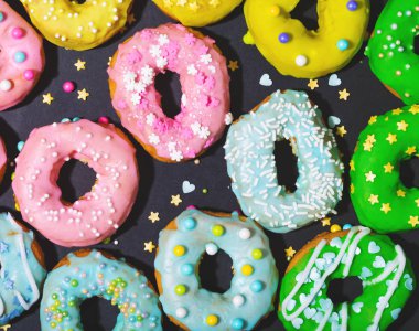 Siyah bir arka plan üzerinde Renkli camlı çörek