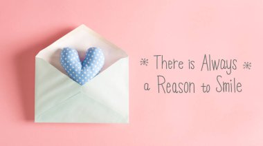 Mavi kalp yastık ile mesaj