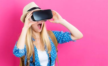 Sanal gerçeklik kulaklığı kullanan kadın