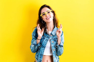 iyi şans getirmesi için isteyen kadın