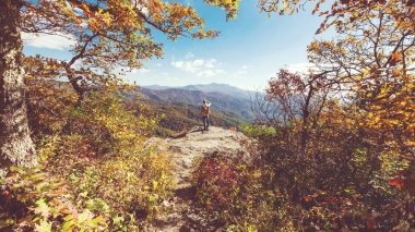 Bir uçurumun kenarında bir adam