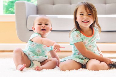 bir tablet bilgisayar izlerken kız