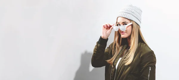 Hipster chica con gafas de sol y sombrero —  Fotos de Stock