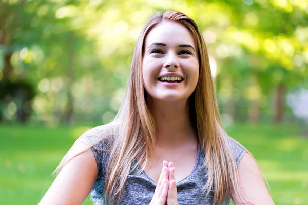 Ung kvinna meditera utanför — Stockfoto