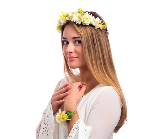 Vacker kvinna med en blomslinga och en vit klänning — Stockfoto