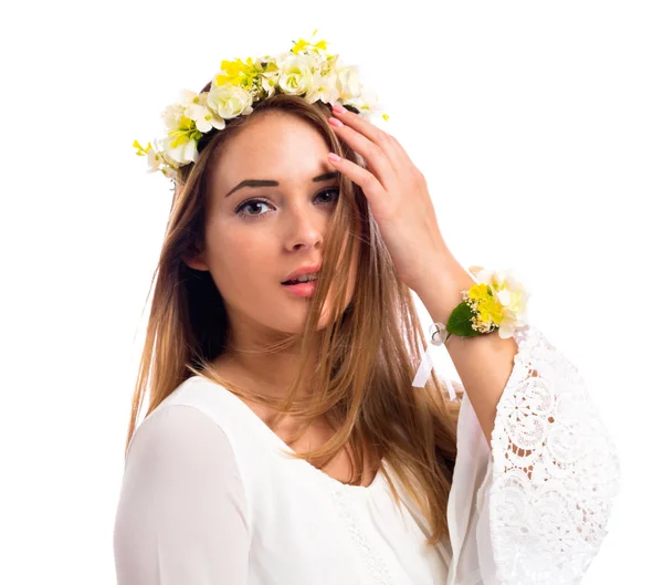 Mulher bonita com uma grinalda de flores e um vestido branco — Fotografia de Stock