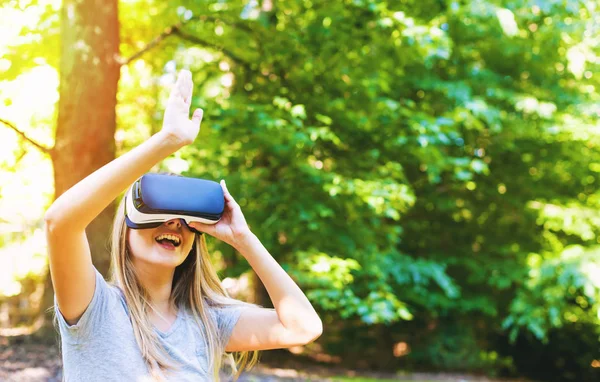 Frau spielt mit Virtual-Reality-Headset — Stockfoto