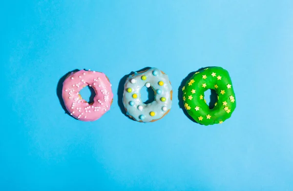 Kleurrijke geglazuurde donuts op een lichte achtergrond — Stockfoto