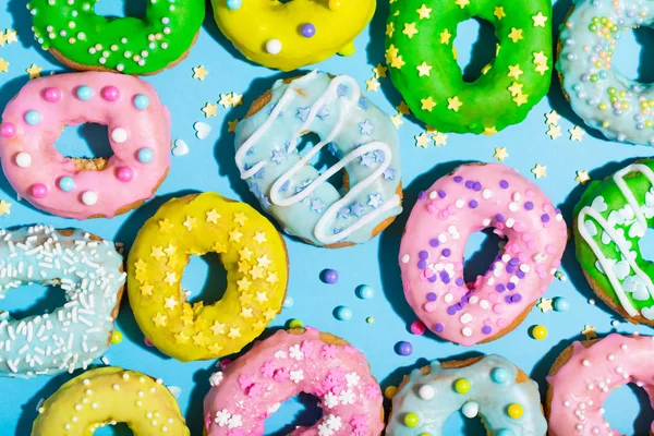 Kleurrijke geglazuurde donuts op een lichte achtergrond — Stockfoto