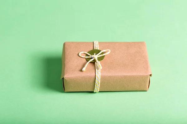 緑の背景に手作りのプレゼント ボックス — ストック写真