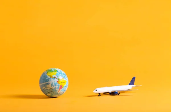 Uçak ve küre ile seyahat Tema — Stok fotoğraf
