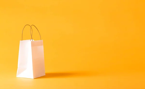 Saco de presente em um fundo amarelo — Fotografia de Stock