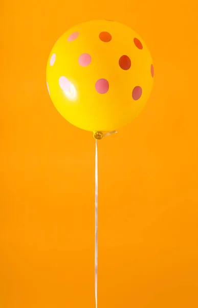 Gros ballon à pois jaunes — Photo