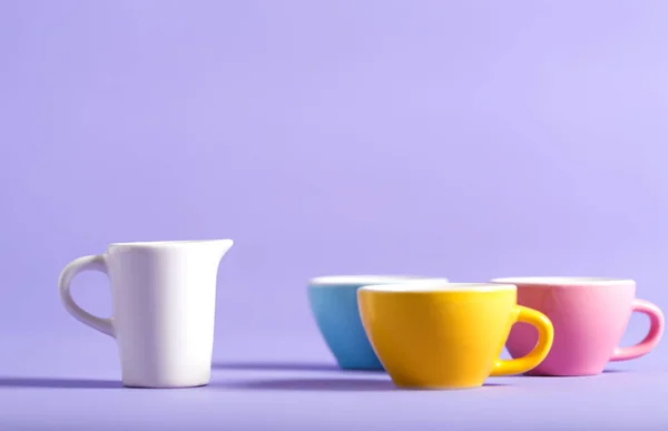 Pequeñas tazas de té sobre un fondo brillante —  Fotos de Stock