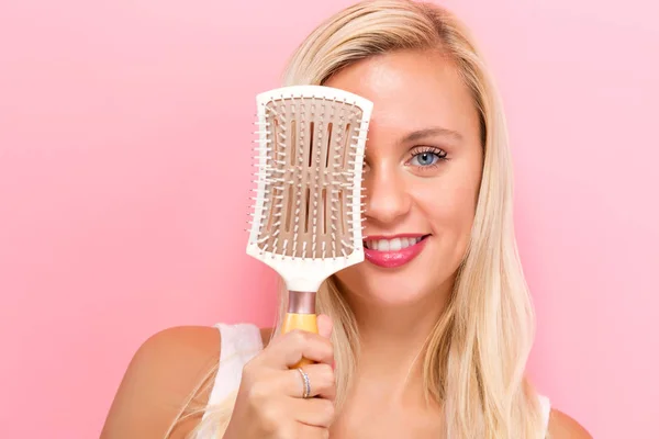 Mulher bonita segurando uma escova de cabelo — Fotografia de Stock