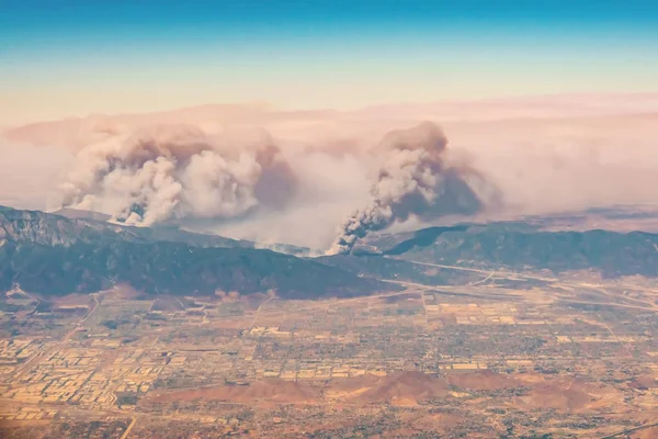 Incêndios queimando nas montanhas no norte de Los Angeles — Fotografia de Stock