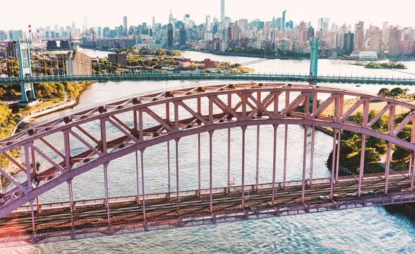 Letecký pohled na Hell Gate Bridge přes řeku East River v New Yorku — Stock fotografie