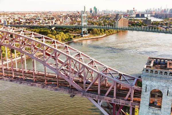 Вид с воздуха на мост через реку Ист-Ривер в Нью-Йорке — стоковое фото