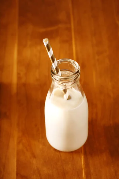 Стеклянная бутылка молока — стоковое фото