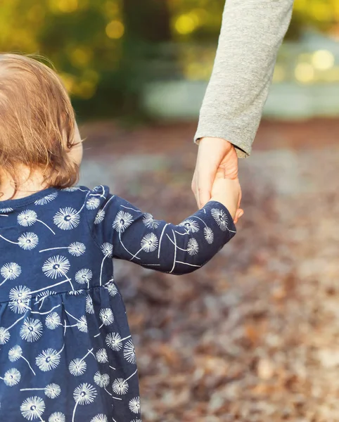 彼女の母親と一緒に手をつないで女の子 — ストック写真