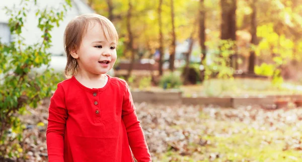 外で遊ぶ幼児の女の子 — ストック写真