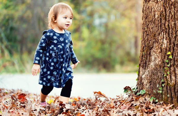 Ragazza bambino giocare fuori — Foto Stock