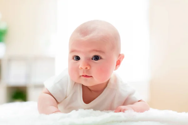 Pasgeboren babymeisje — Stockfoto