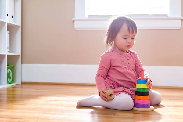 Fetiță copil joc cu jucăriile ei — Fotografie, imagine de stoc