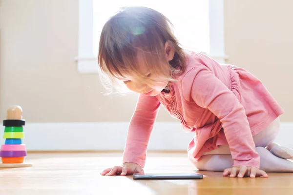 Menina criança brincando com seu tablet — Fotografia de Stock