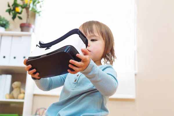 Menina usando um fone de ouvido realidade virtual — Fotografia de Stock
