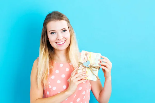 Donna in possesso di una scatola regalo — Foto Stock