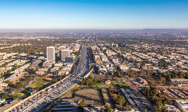 Traffico su un'autostrada a Los Angeles — Foto Stock