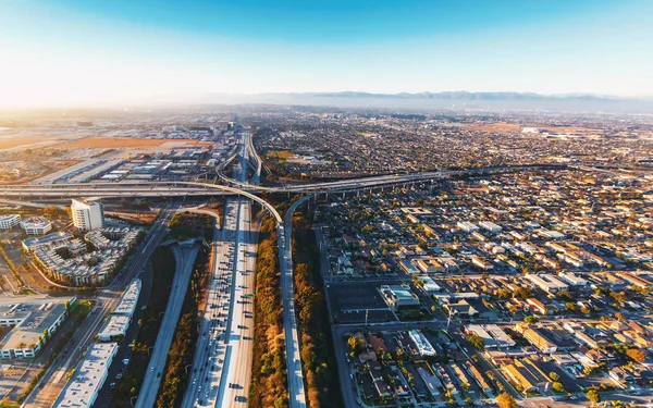 Tráfico en una autopista en Los Ángeles — Foto de Stock