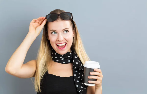 Frau trinkt Kaffee — Stockfoto