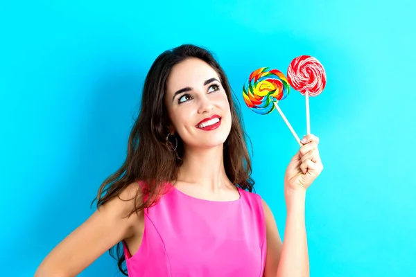 Mujer sosteniendo piruletas — Foto de Stock