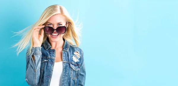 Mujer joven con gafas de sol —  Fotos de Stock