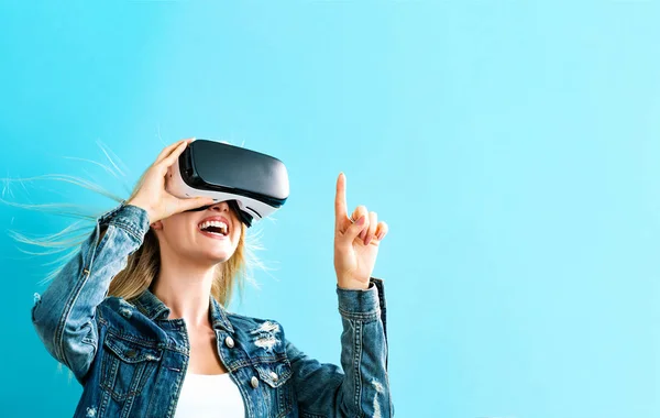 Vrouw met behulp van virtual reality headset — Stockfoto