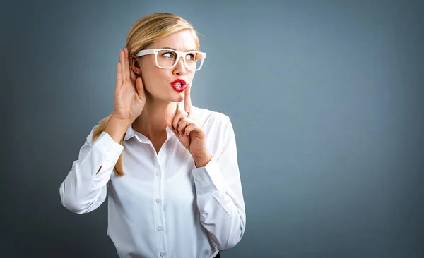 Jonge vrouw luisteren — Stockfoto