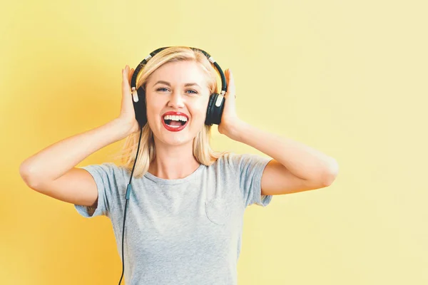 Mujer joven con auriculares — Foto de Stock