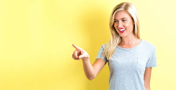 Mujer joven señalando algo — Foto de Stock