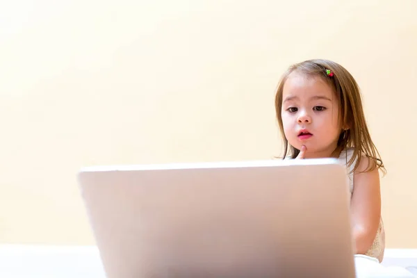 Κοριτσάκι με το laptop — Φωτογραφία Αρχείου